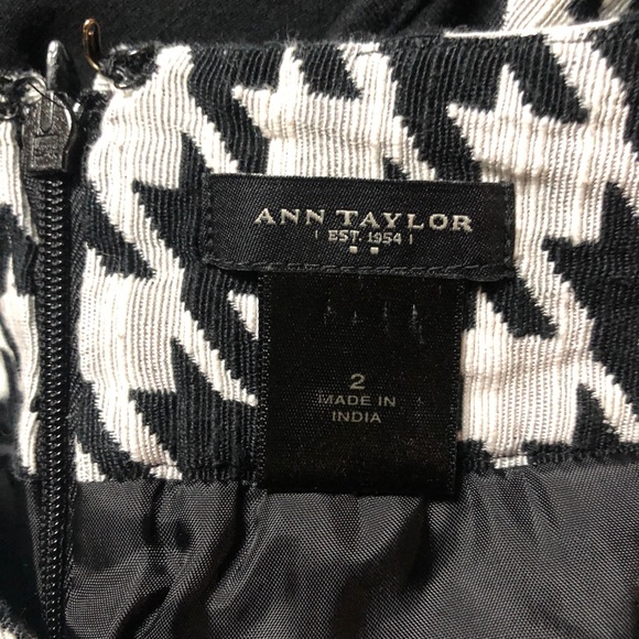Ann Taylor Houndstooth patterned pencil skirt 2 - Picture 4 of 8